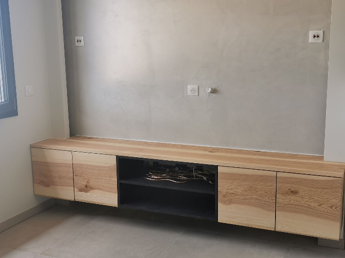 Meuble TV sur mesure avec rangements bas et niches en bois