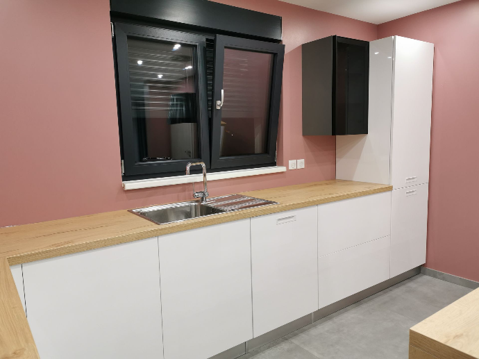 Cuisine sur mesure avec façades blanches et éléments en bois foncé