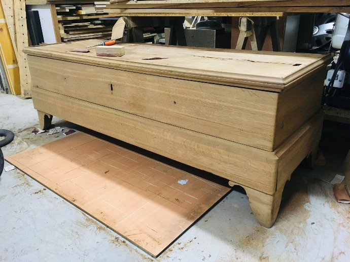 Partie basse d’une armoire ancienne en bois après restauration