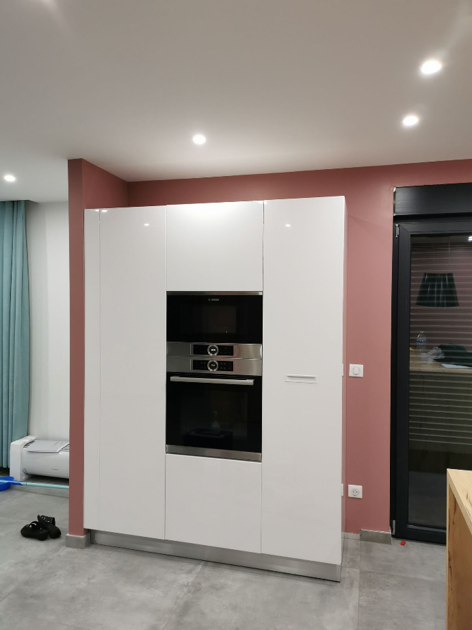 Colonne de cuisine sur mesure blanche avec électroménager encastré