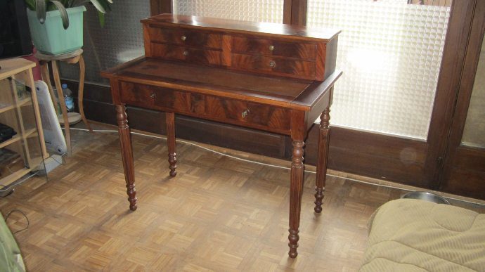 Bureau ancien en bois avec tiroirs, restauré dans le respect du mobilier d’origine