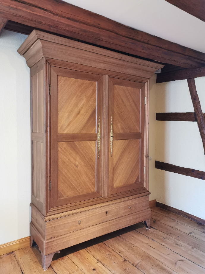 Armoire ancienne en bois restaurée dans le respect de son caractère d’origine