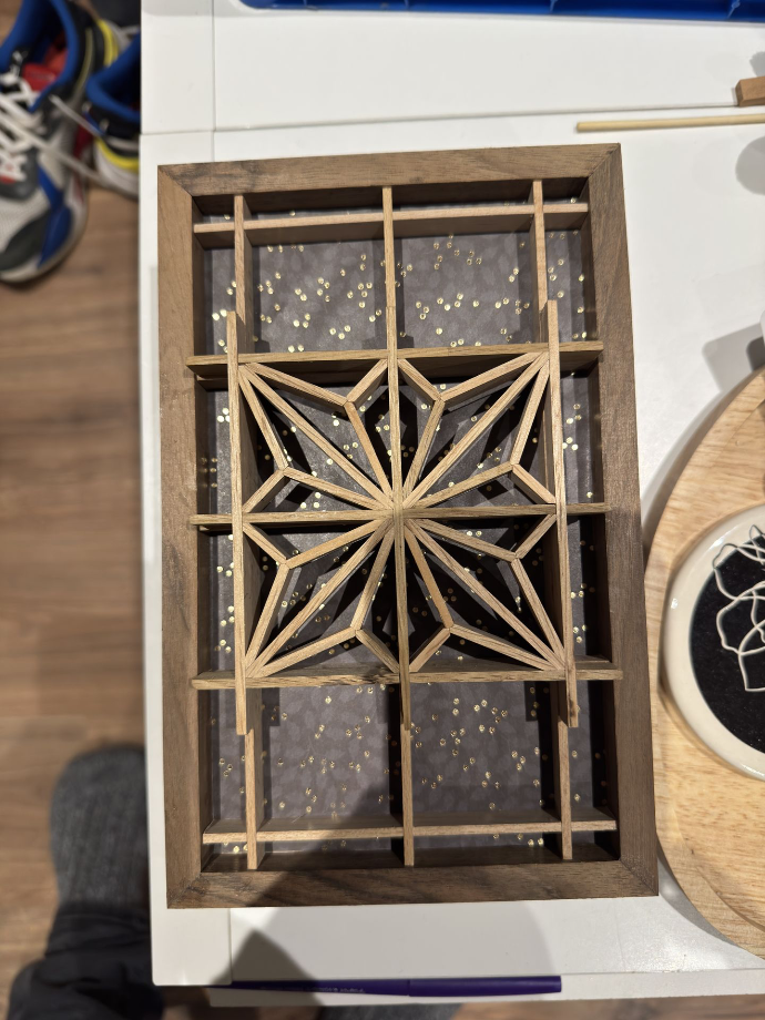 Panneau décoratif en bois réalisé selon la technique japonaise du kumiko