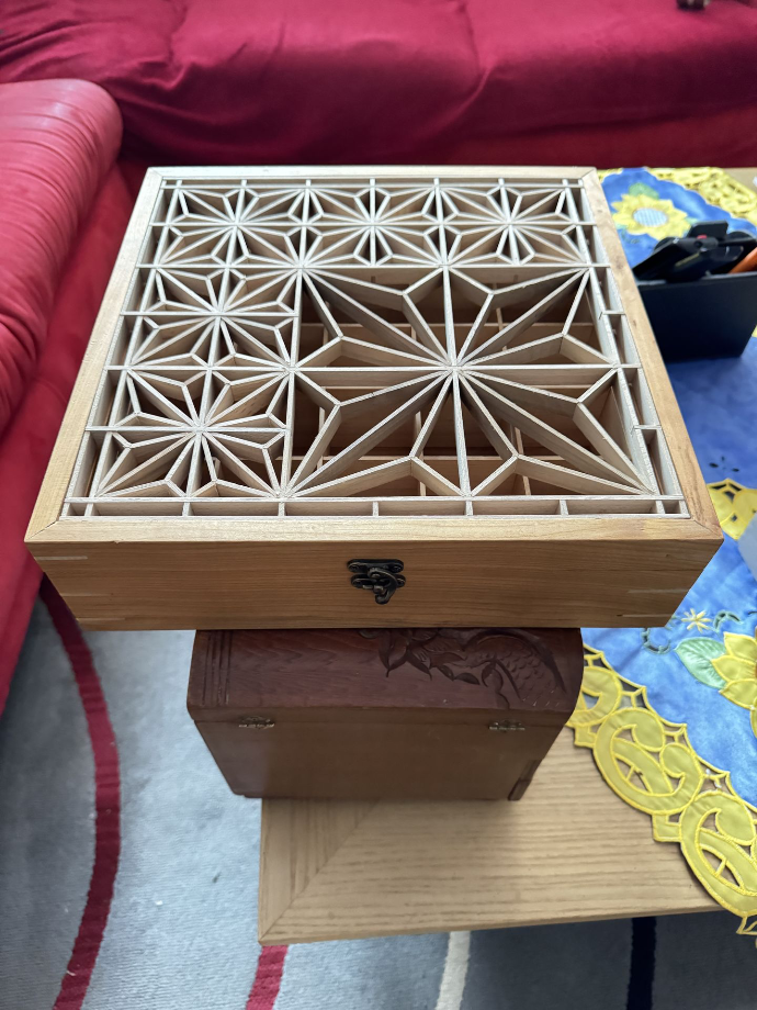 Assemblage d’un dessus de boite kumiko en bois en cours de réalisation