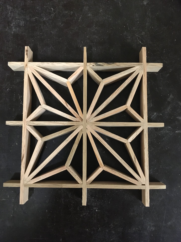 Motif géométrique kumiko en bois réalisé par assemblage traditionnel japonais